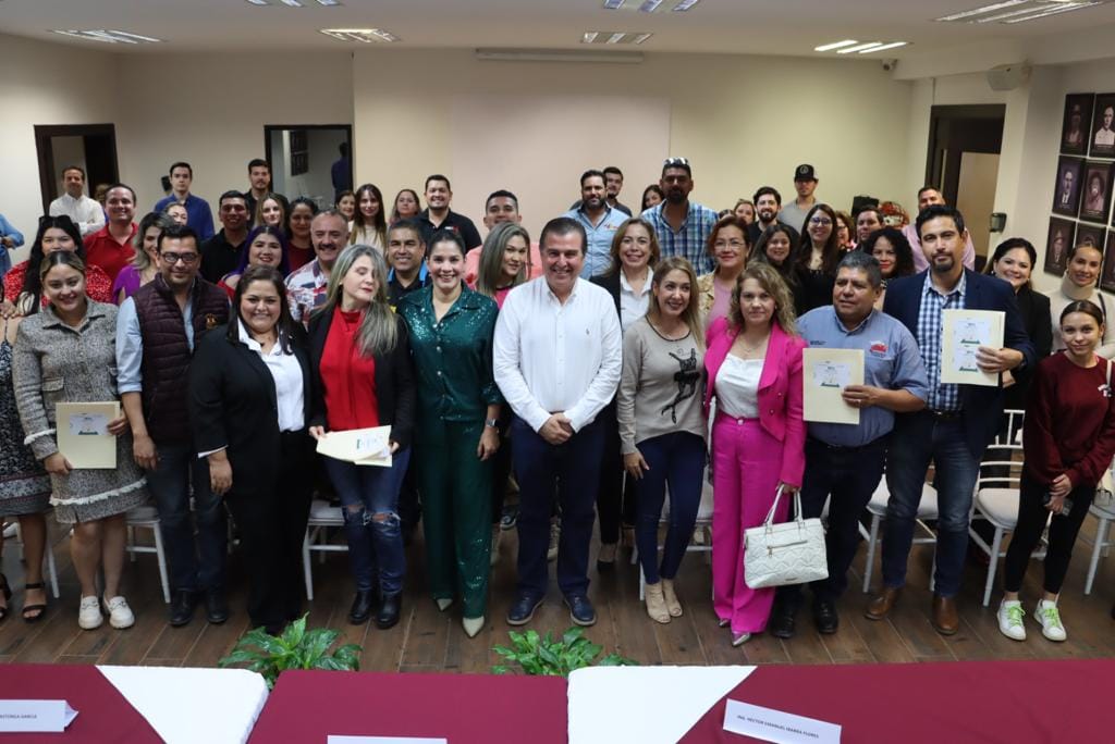 Emprendedores reciben registros de marca en Ahome.