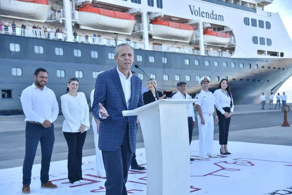 Alcalde Gerardo Vargas da la bienvenida a cruceristas en el Puerto de Topolobamp