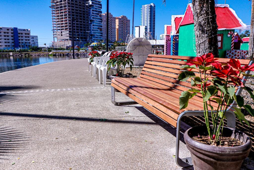 *Instalan bancas para comodidad de quienes visitan el Parque Central.*
