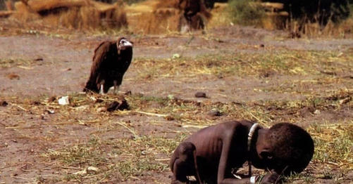 Tomada en 1993 por el joven fotógrafo Kevin Carter, muestra la dureza del hambre