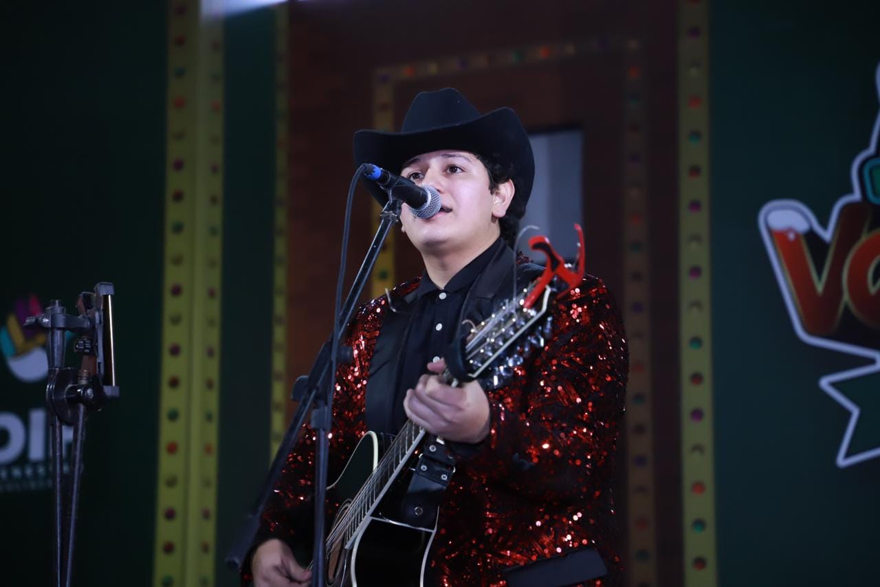 *Bailables y música en vivo disfrutan asistentes de la verbena en la villa navi