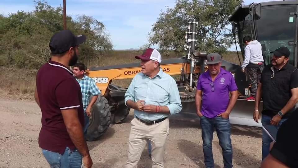 Limpieza y raspado de caminos rurales.