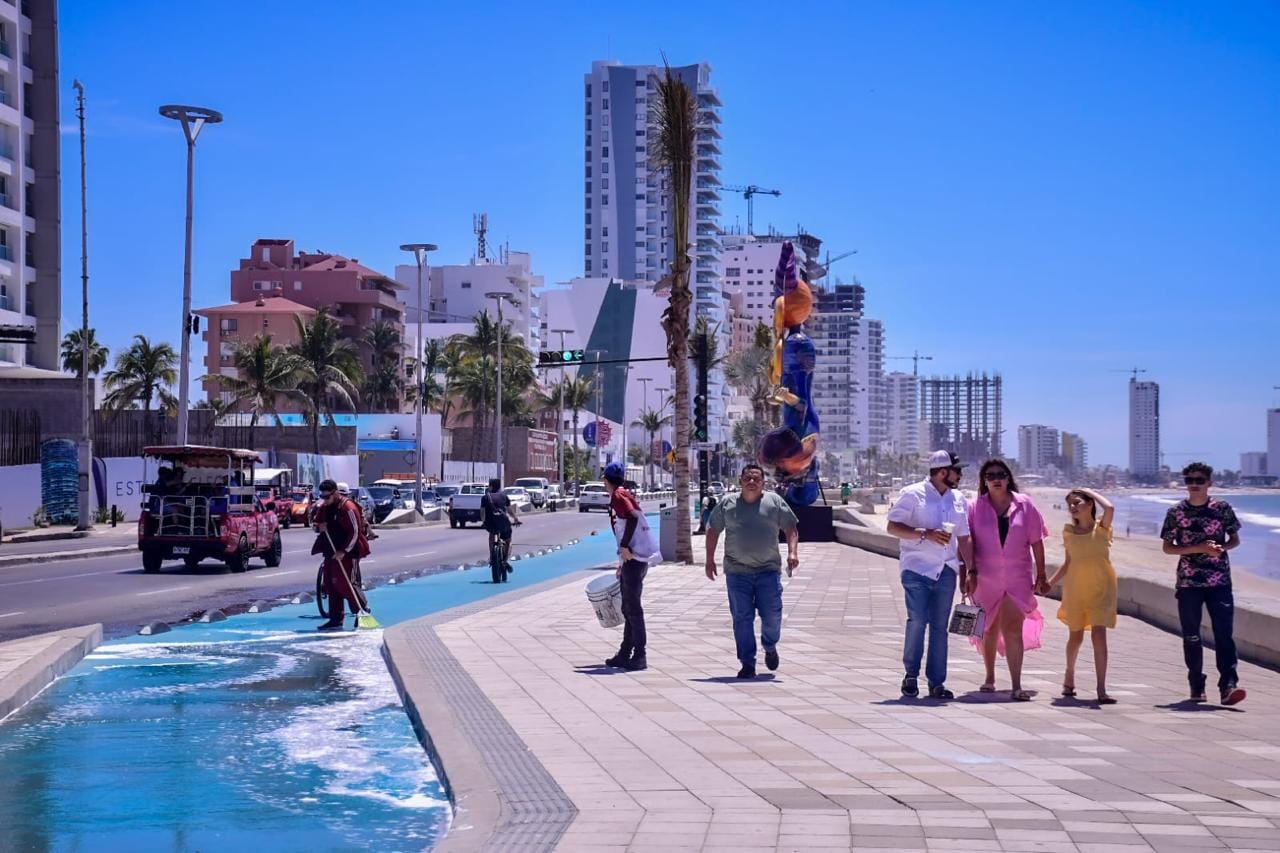 *Lavan malecón previo a la llegada masiva de personas para vivir el eclipse.*