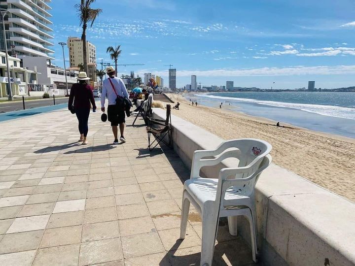 Ya se encuentra gente apartando lugar en el malecón de Mazatlán para ver el ec