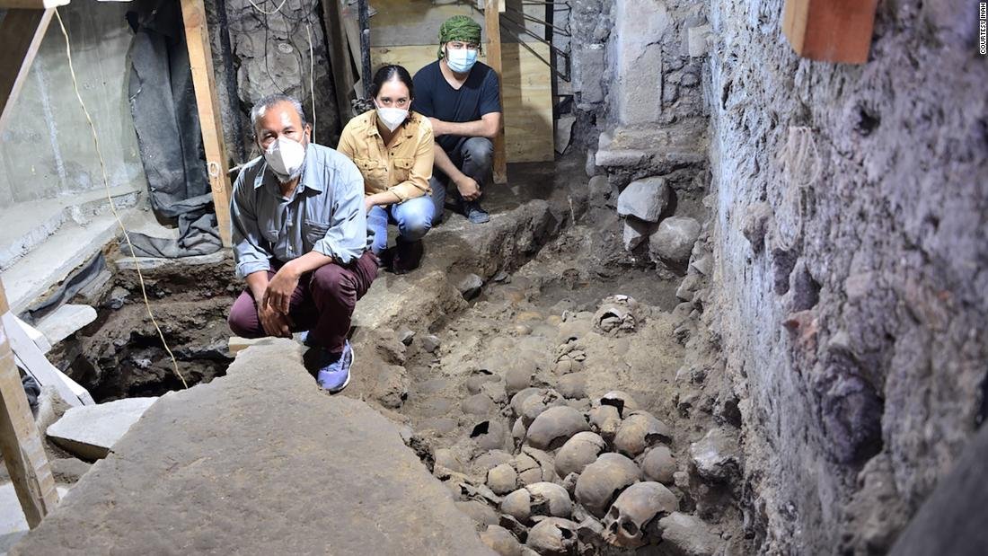 Arqueólogos descubren más de 100 cráneos en sitio azteca en Ciudad de México