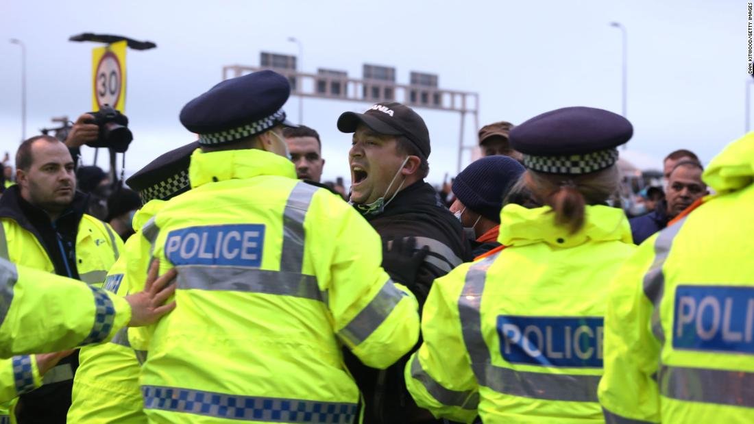 Frontera entre el Reino Unido y Francia: miles de conductores de camiones se apresuran a realizar pruebas en Dover después de que se alivie el bloqueo
