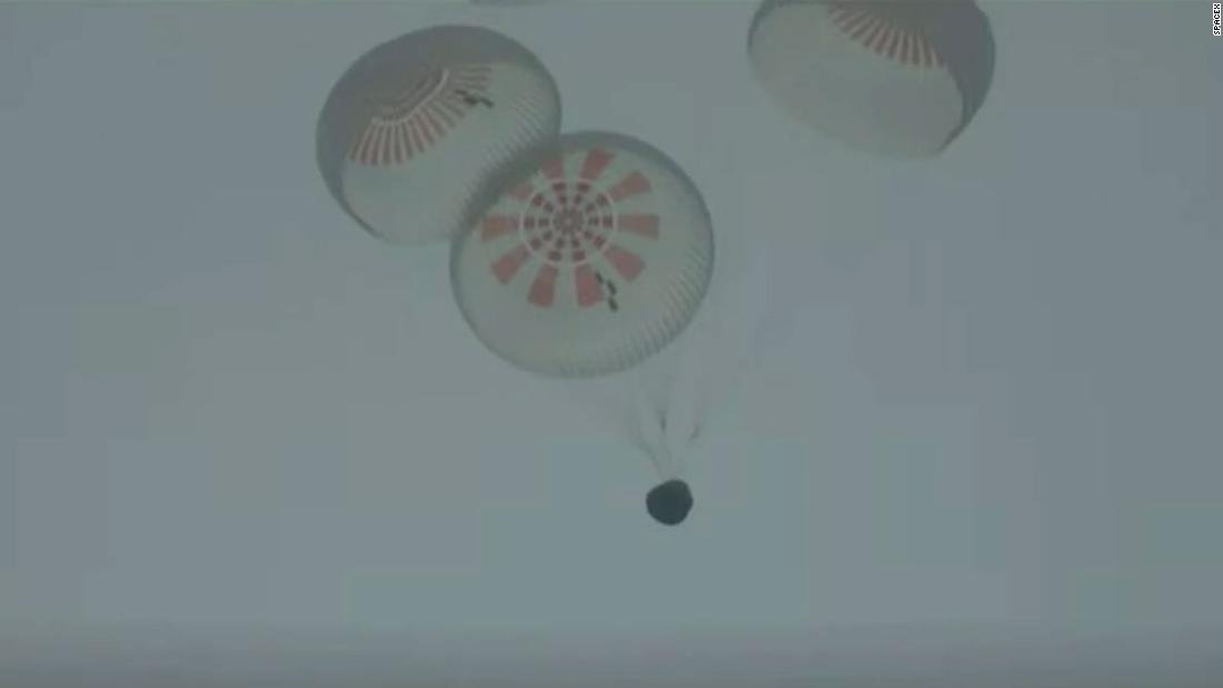 La cápsula SpaceX devuelve a cuatro civiles de la órbita, culminando la primera misión turística
