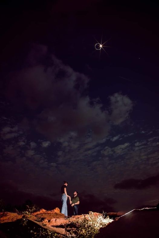 Le piden matrimonio durante el eclipse La fotografía que está dando la vuelta al