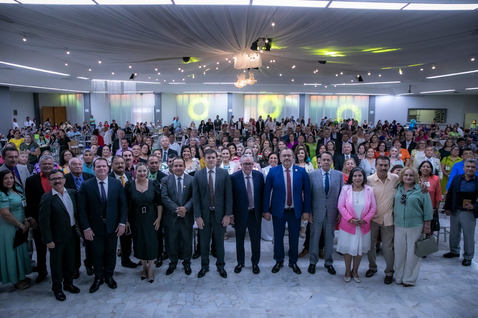 Gobierno del Estado reconoce a maestros con 40 años de servicio con la presea “I