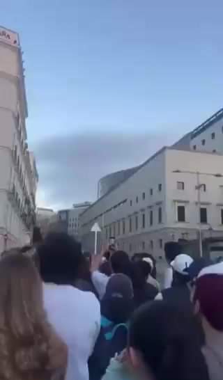 Protestas en la embajada de México en España; paisanos denuncian obstaculos para
