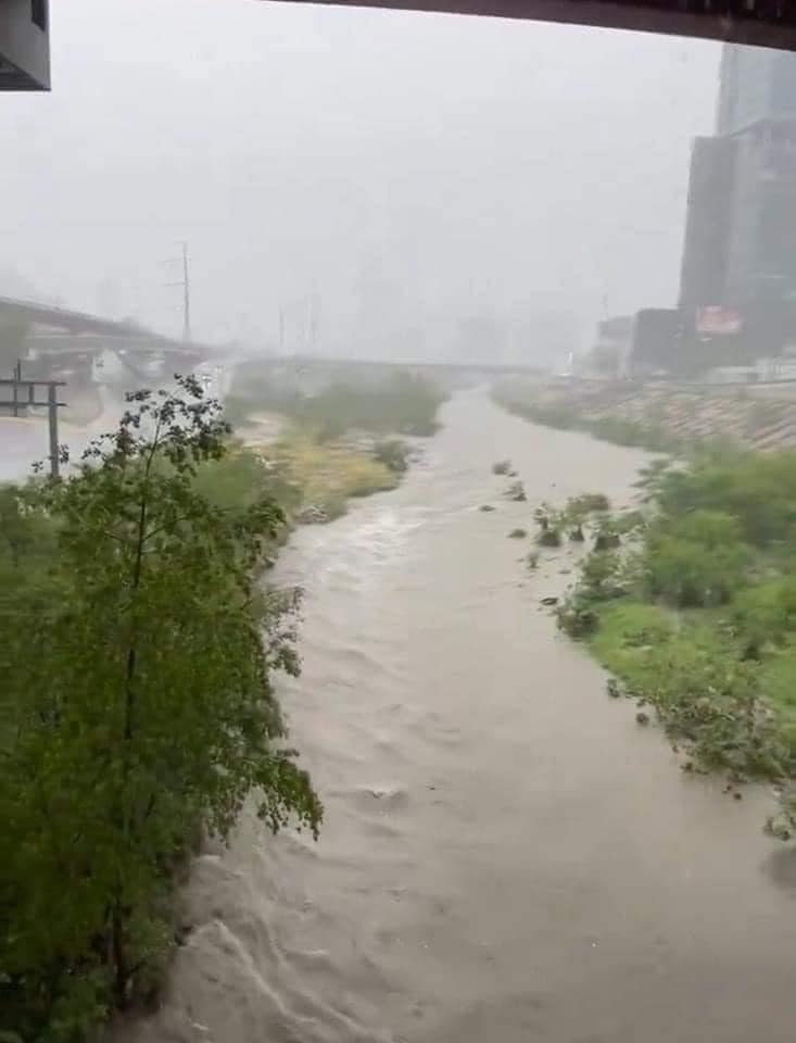 SE DESBORDA RÍO SANTA CATARINA EN NUEVO LEON Ante las intensas lluvias se desbor