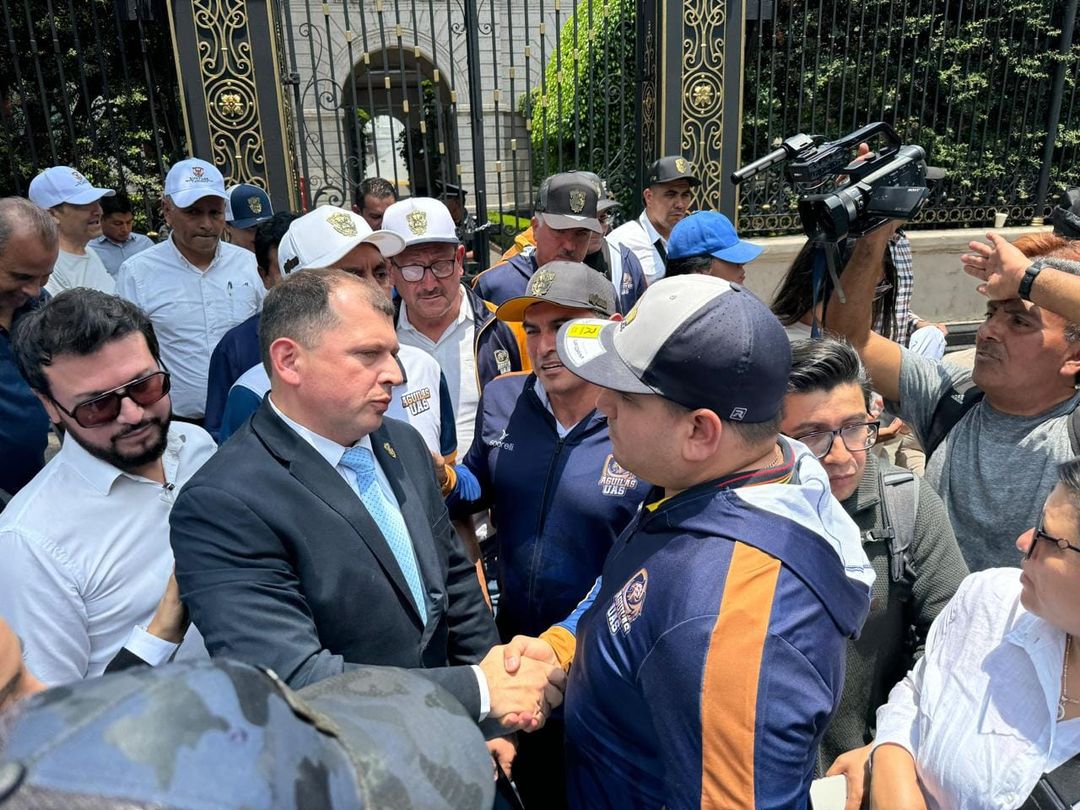 Manuel Merodio Reza, Secretario General del CONDDE, respalda la autonomía de la UAS; se unió al contingente que viajó a...