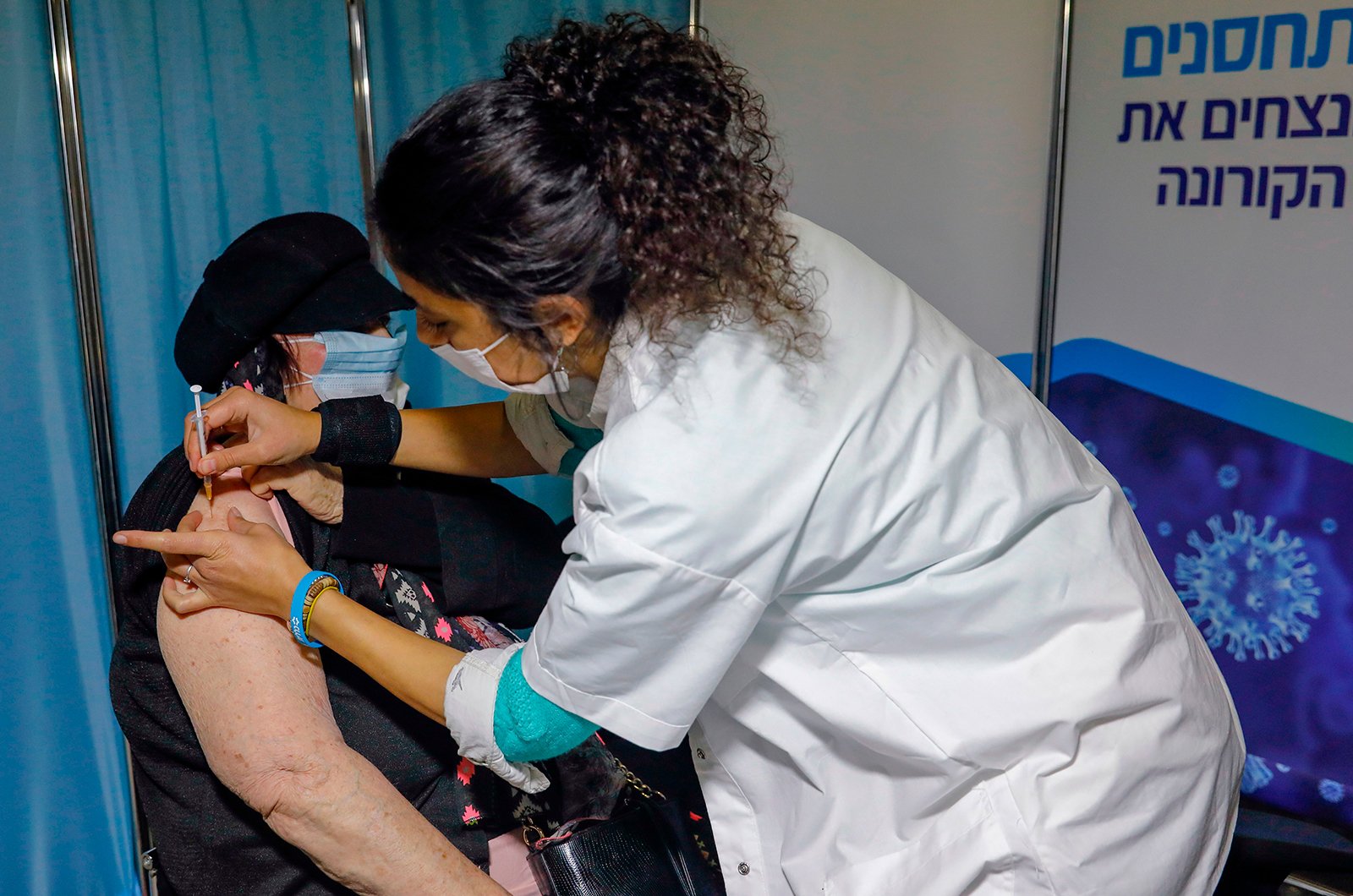 Los datos de salud de Israel sugieren que las vacunas Pfizer y Moderna pueden ser más efectivas de lo que pensamos
