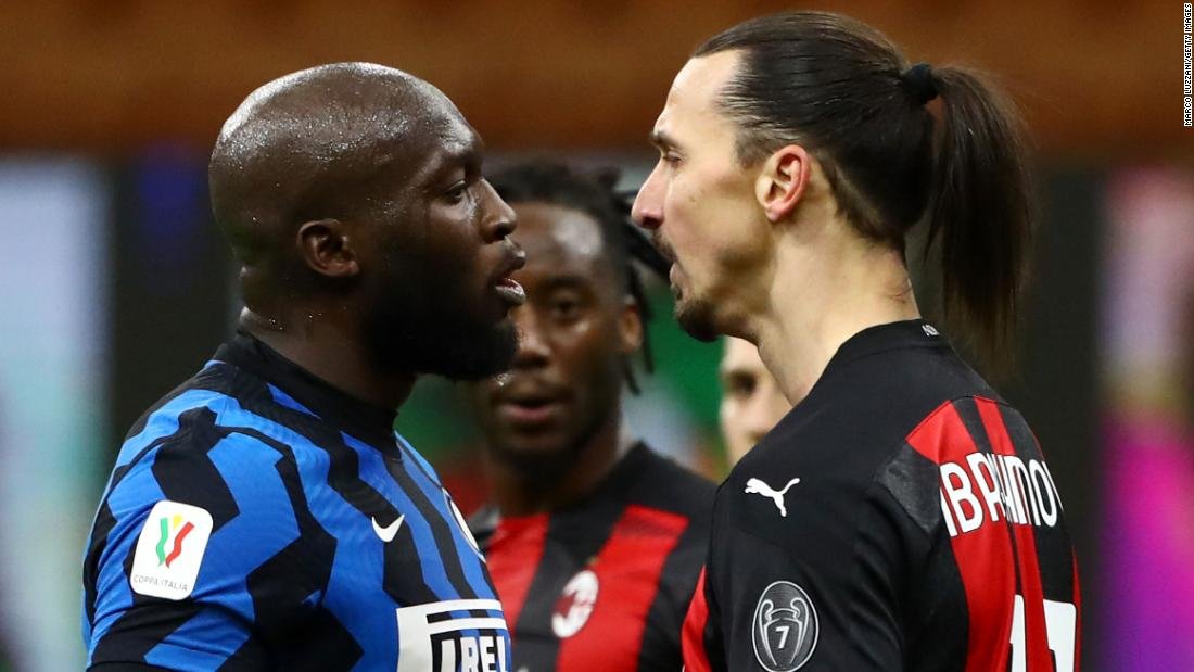 Zlatan Ibrahimovic marca, choca con Romelu Lukaku y recibe tarjeta roja en el ardiente derbi de Milán