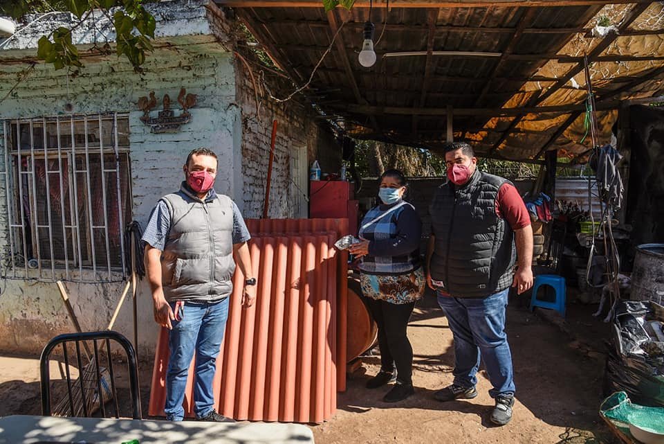 Entrega Ayuntamiento de Ahome material rústico en colonias de Los Mochis.