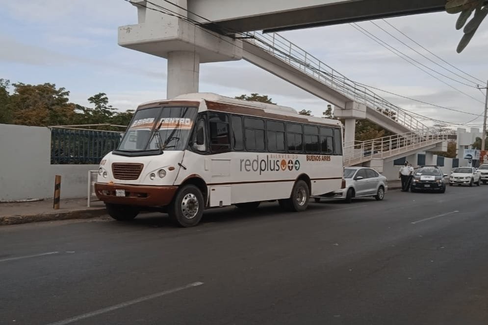 Mujer es acuchillada por su pareja en camión urbano de Culiacán