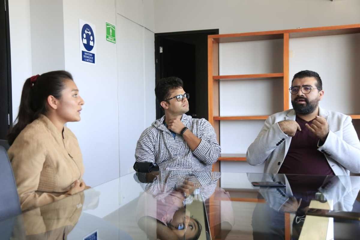 Jóvenes sordos imparten talleres de lenguaje de señas