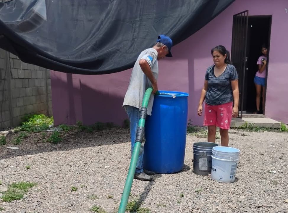 *Con pipas, JUMAPAM atiende con agua a Villa Unión y Caleritas*