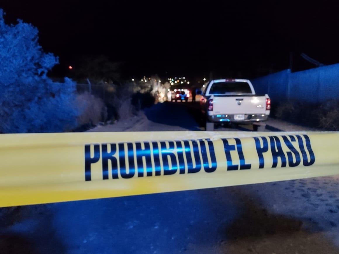 Abandonan a dos hombres en canal pluvial; uno sin vida