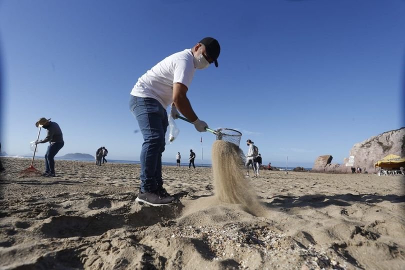 Mazatlán ofrece playas seguras y de calidad con jornada de limpieza los fines de