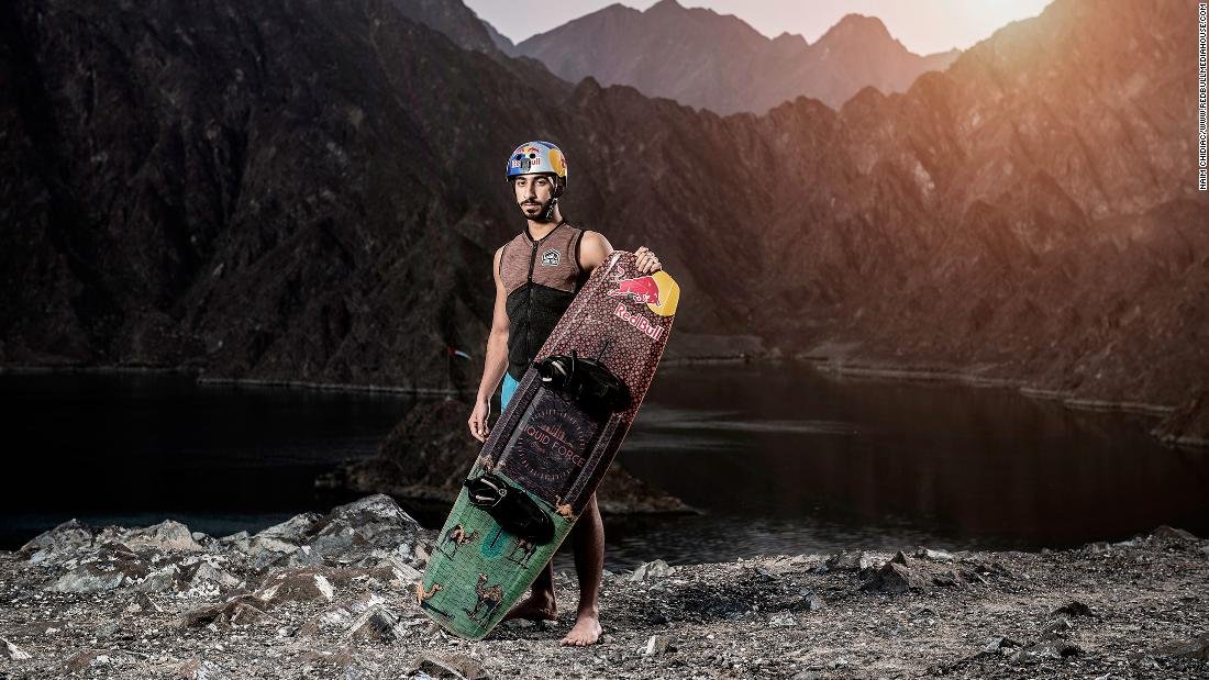 Un hombre de los Emiratos Árabes Unidos batió dos récords de wakeboard