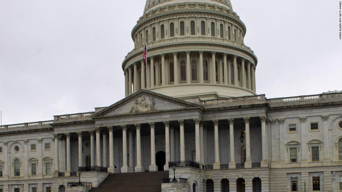 Oficiales del Capitolio de Estados Unidos debaten el voto de censura para los líderes a cargo durante los disturbios en el Capitolio