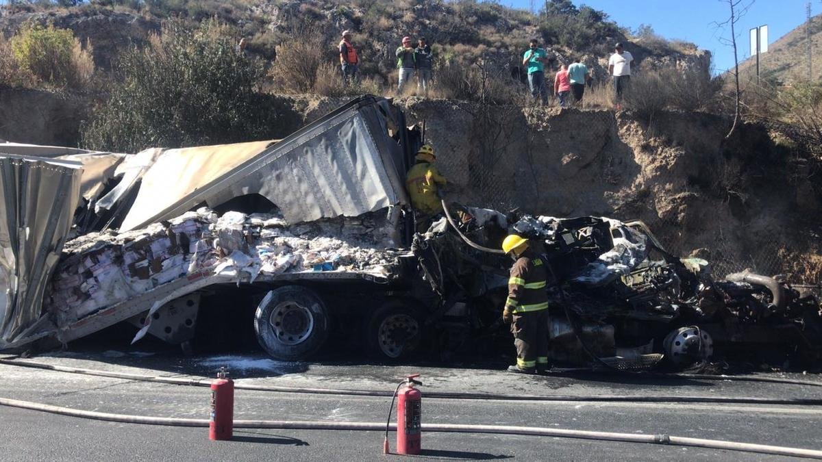 En Coahuila, tráilers chocan en carretera y uno se incendia