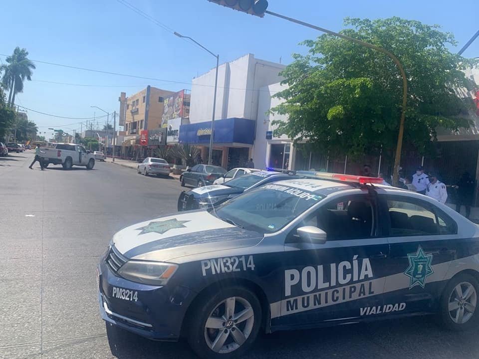 Corto circuito provoca connato de incendio en el centro de Los Mochis