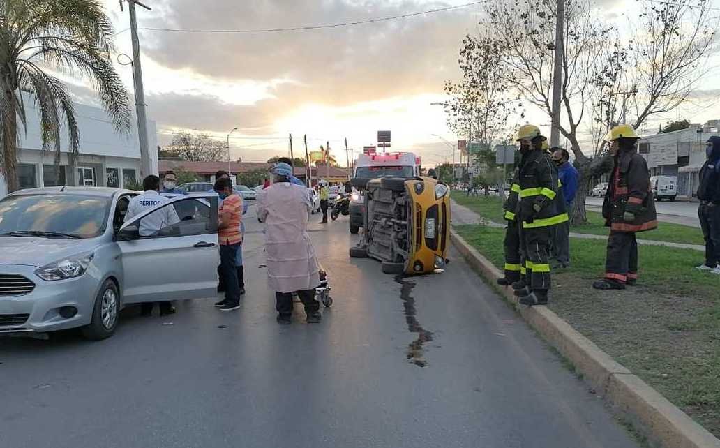 Torreón. Taxi vuelca tras chocar contra vehículo que se detuvo