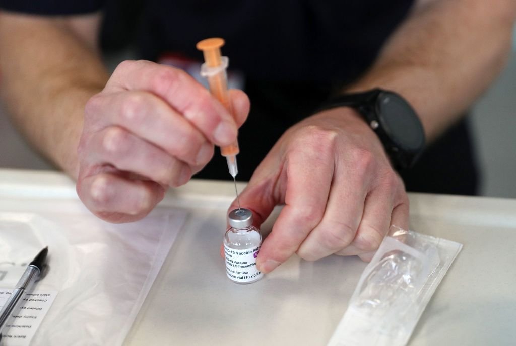 Nueva vacuna para combatir la variante identificada por primera vez en Sudáfrica disponible "en otoño", dice el investigador principal de Oxford