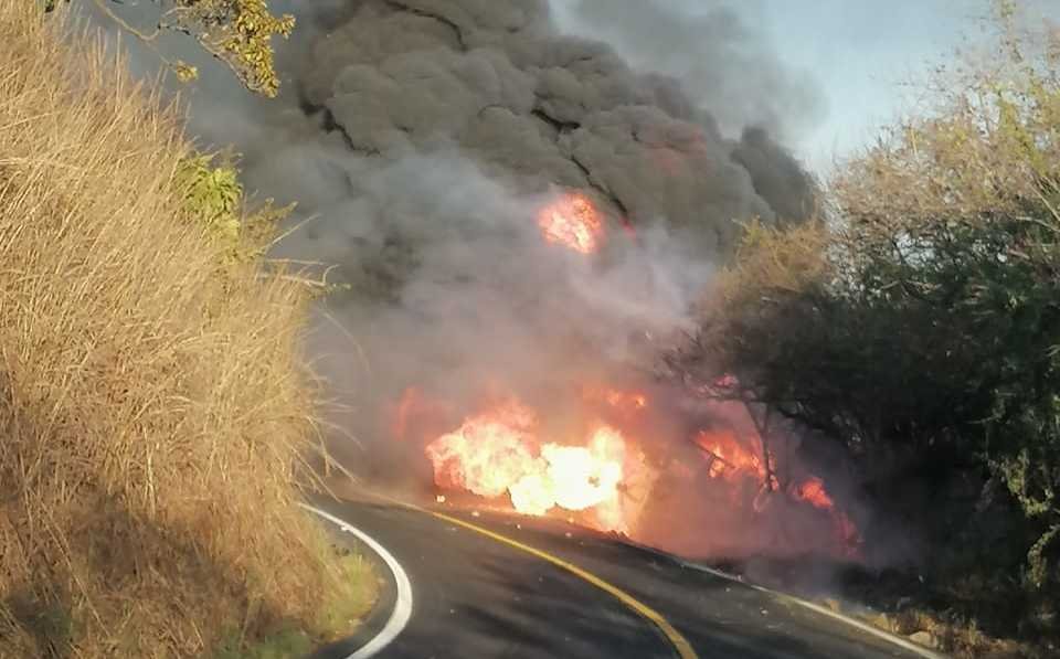 Explota pipa cargada de combustible en Acapulco; hay un muerto