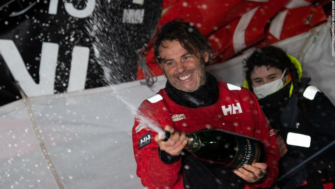 Yannick Bestaven gana la vuelta al mundo Vendée Globe después de ayudar a rescatar a su compañero competidor