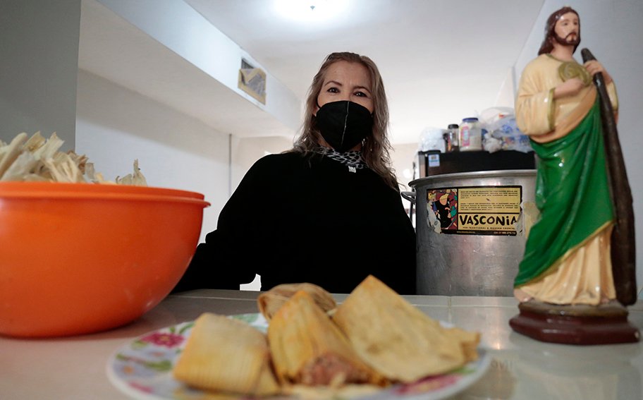 En Torreón, Josefina vende tamales para sacar adelante a su familia