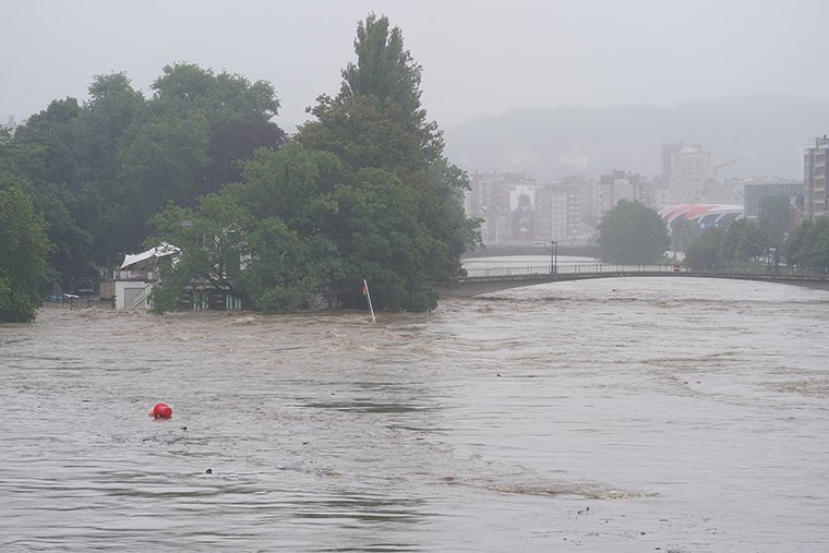 El alcalde belga pide a los residentes que evacuen mientras el nivel del agua sigue aumentando
