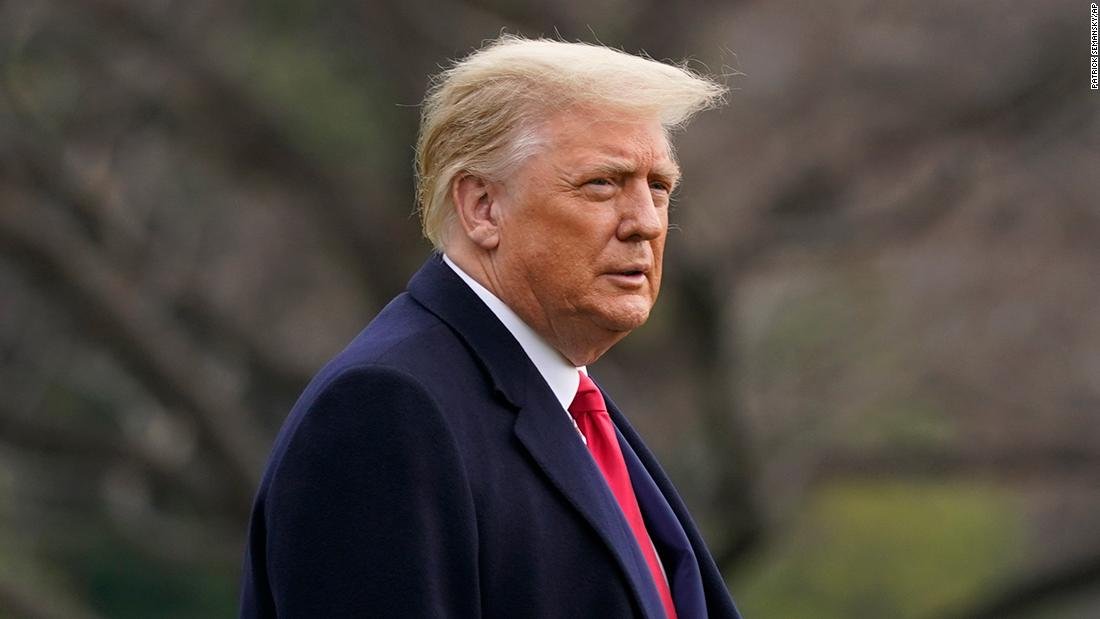 Trump lucha por un trabajo que no está haciendo mientras el coronavirus hace estragos