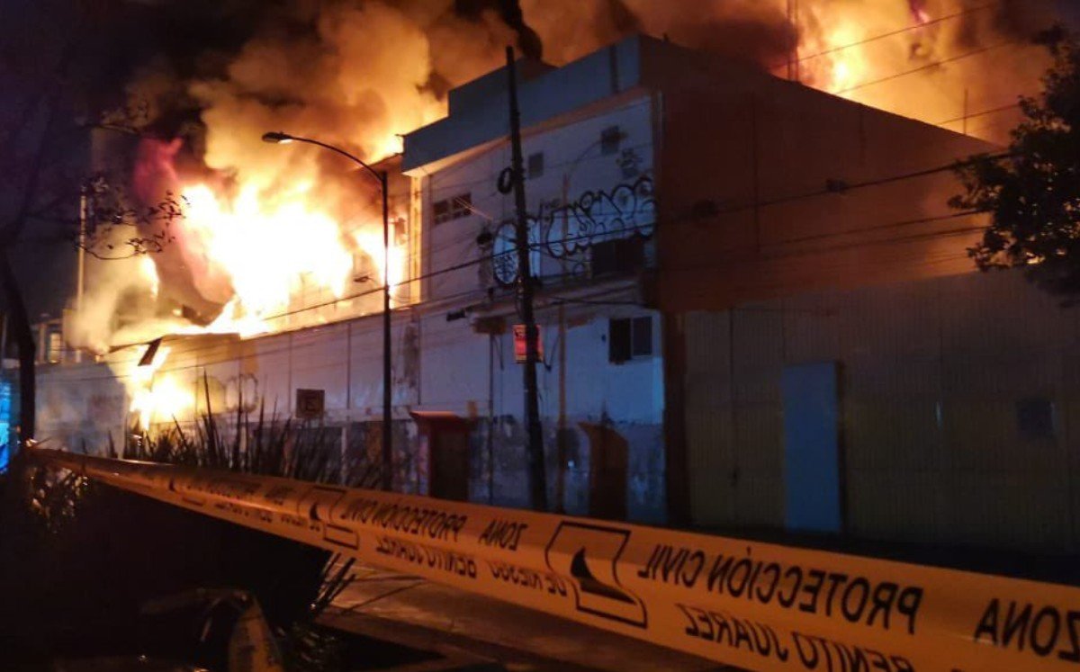 Incendio en Avenida Universidad de CdMx causa desalojo de 200 personas
