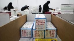 La vacuna Moderna está ahora en brazos de algunos estadounidenses, ya que los casos de Covid-19 en los EE. UU. Pasan 18M
