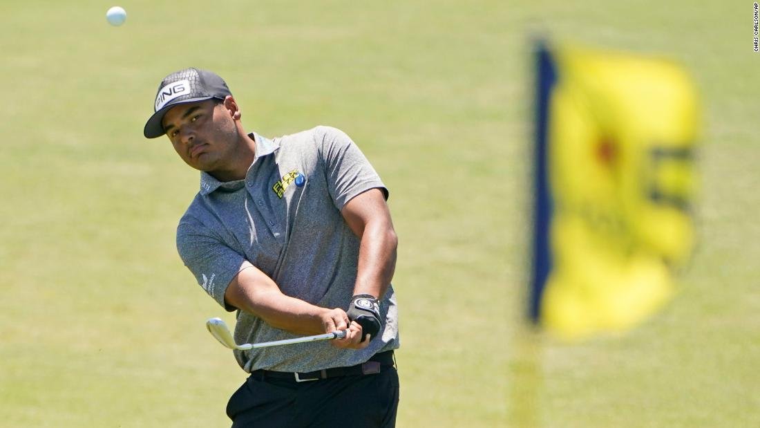 Sebastián Muñoz golpea pelota de golf en el bote de basura durante el PGA Championship