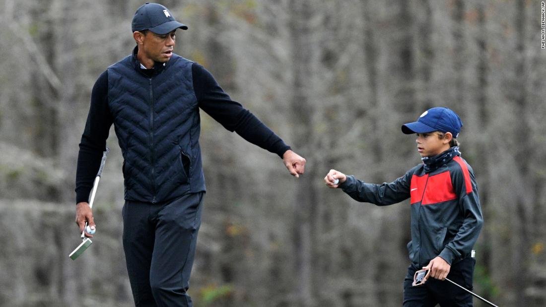 Tiger Woods se calienta con su hijo Charlie, de 11 años, y las similitudes son sorprendentes