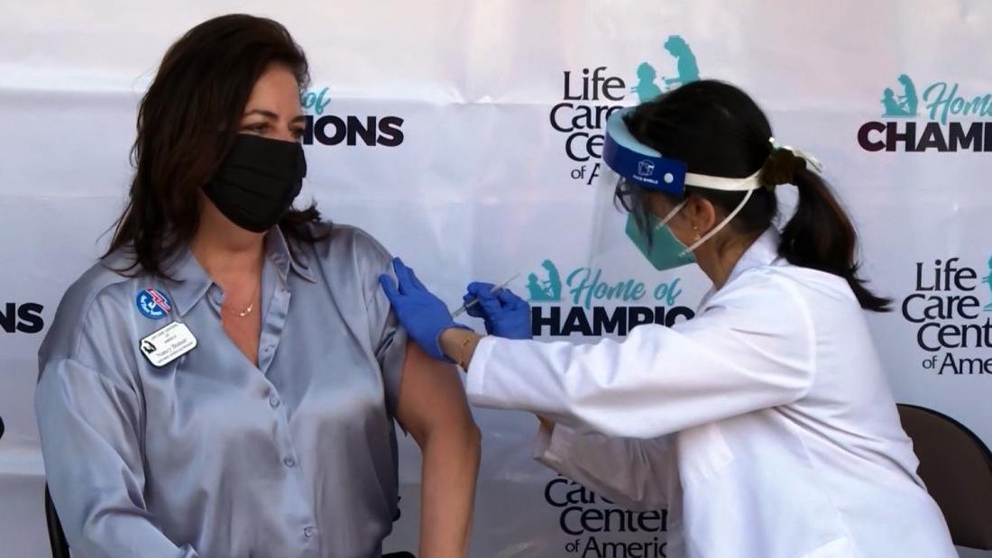 El personal del hogar de ancianos del brote de coronavirus recibe la vacuna