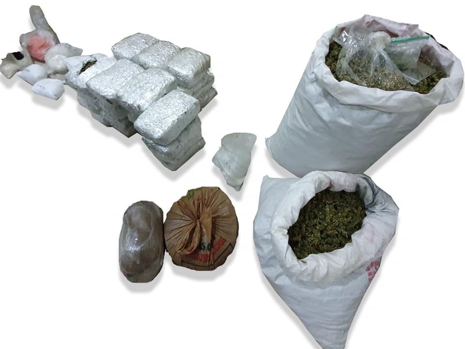 Sedena y PEP aseguran a 8 personas, armas y presunta droga en Culiacán