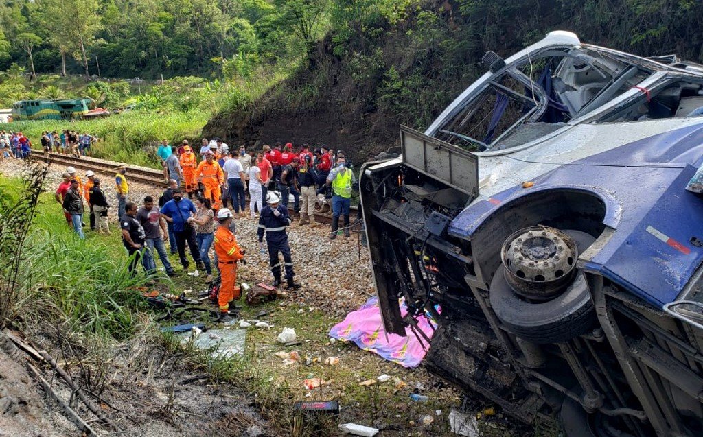 En Brasil, caída de autobús a un barranco deja 16 muertos