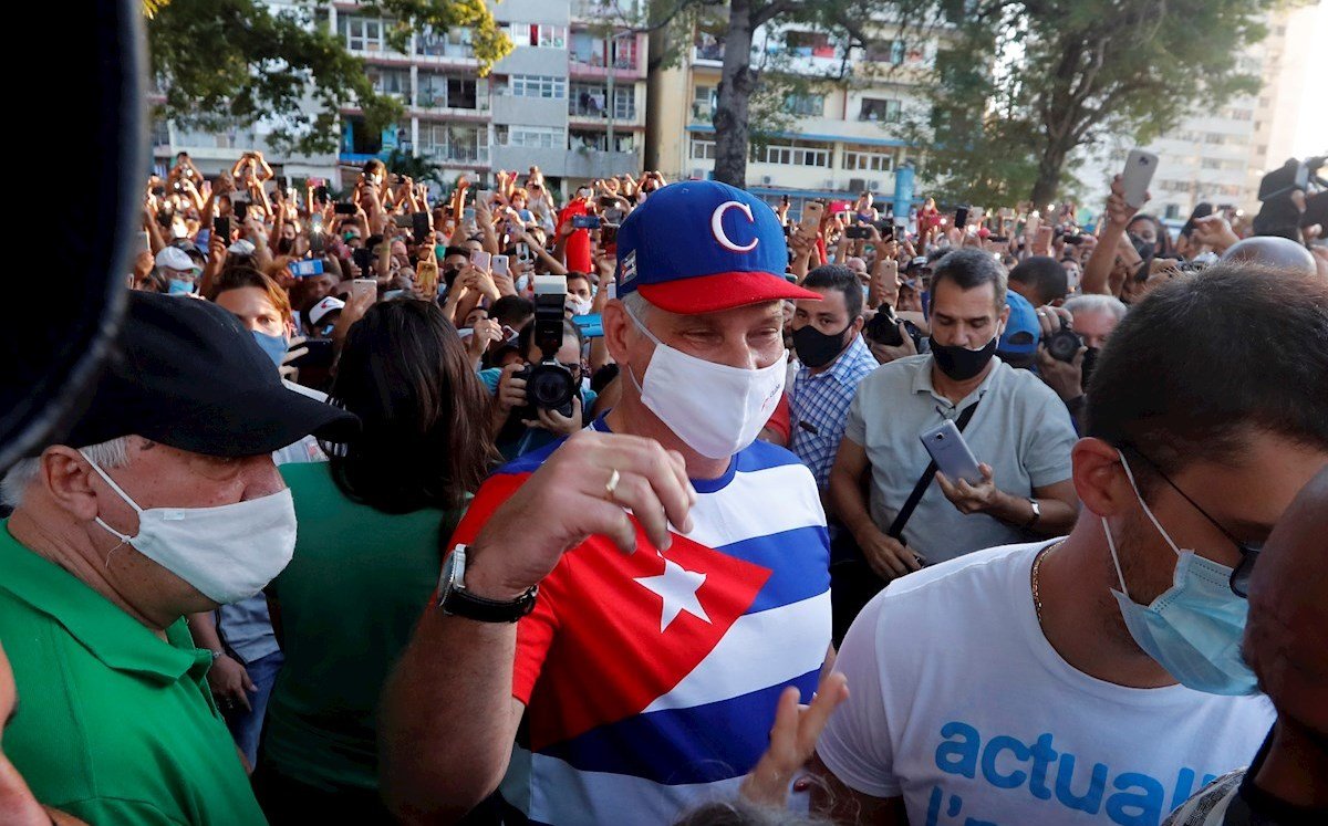 Miguel Díaz-Canel asiste a manifestación contra artistas críticos