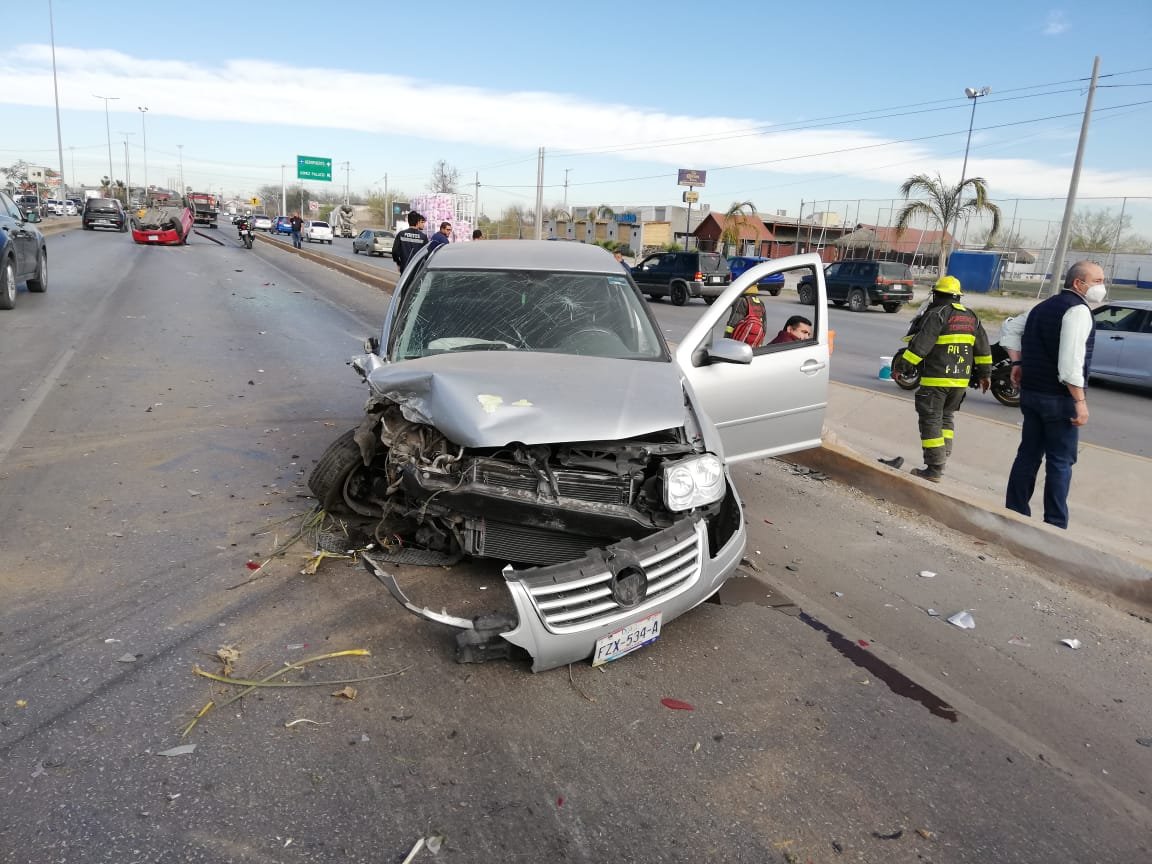 Torreón. Conductor provoca choque y volcadura en el Periférico