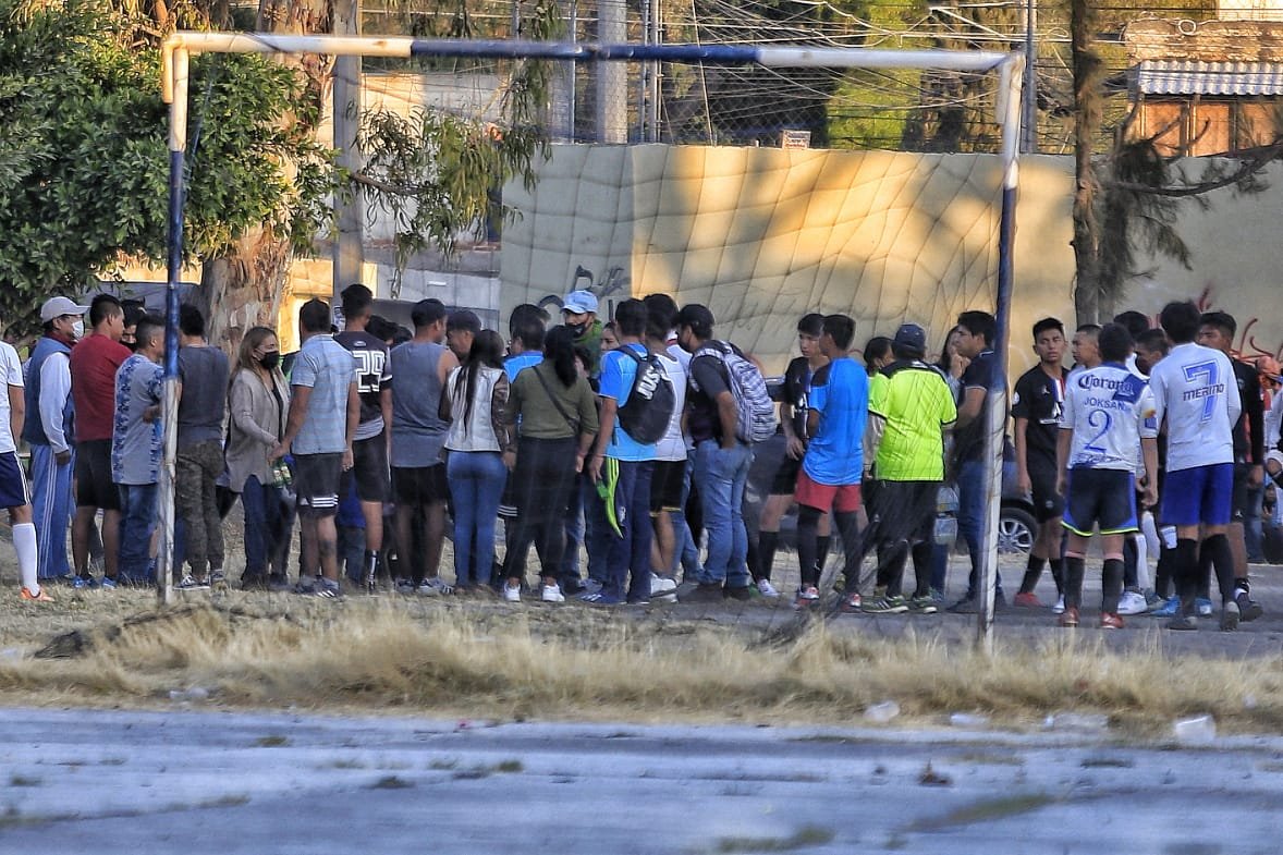 Más de 100 personas, entre jugadores, árbitros y espectadores, participan en un torneo de fútbol sin respetar la contingencia sanitaria.
