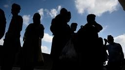 Los talibanes dicen que no permitirán que los afganos se vayan y rechazan la extensión de la evacuación