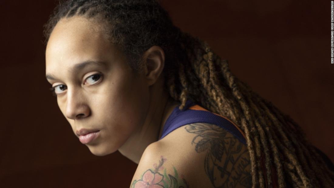 Según los informes, Brittney Griner se encuentra bien y ha visto a su equipo legal ruso varias veces durante su detención, dice la fuente.