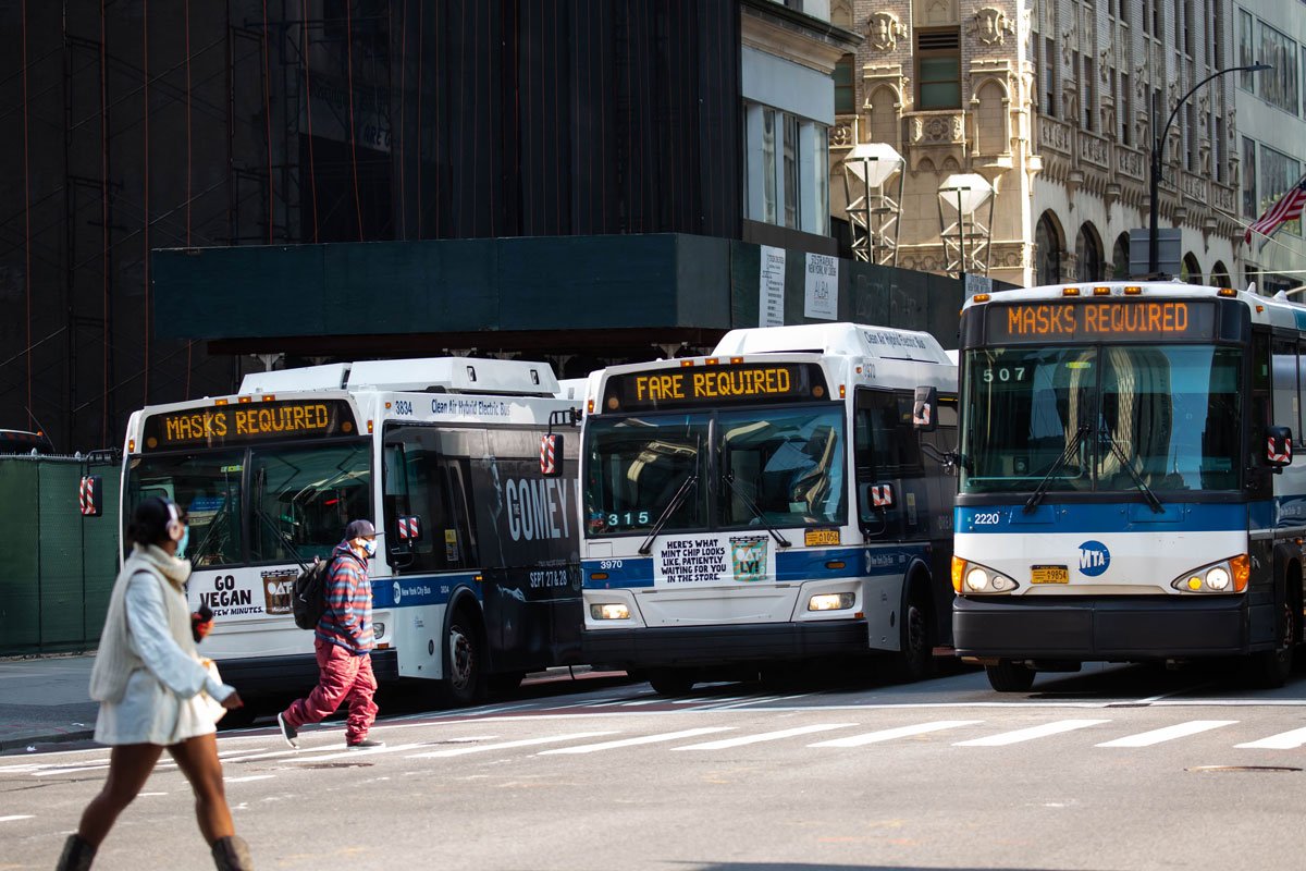 A partir del lunes por la noche, todos los estadounidenses deberán usar máscaras en el transporte público.