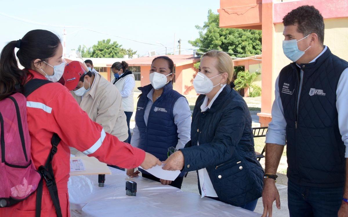 Altamira. Alma Laura Amparán entrega becas a estudiantes