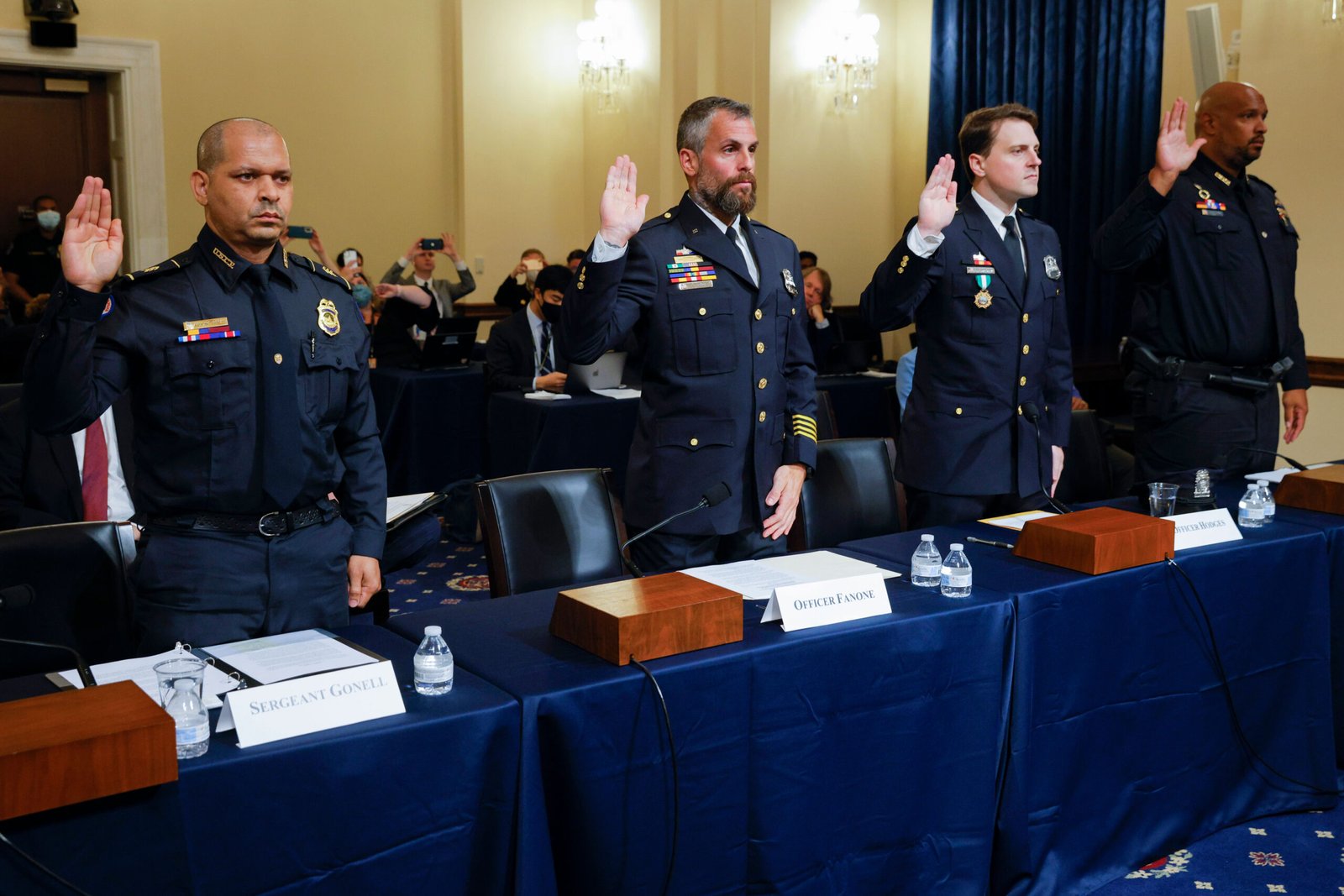 Esto es lo que los oficiales que testificaron dijeron que quieren que el comité del 6 de enero investigue